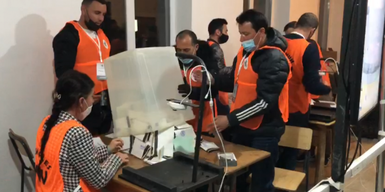 ZGJEDHJET/ Hapet kutia e parë e votimit, ja ku nis procesi i numërimit