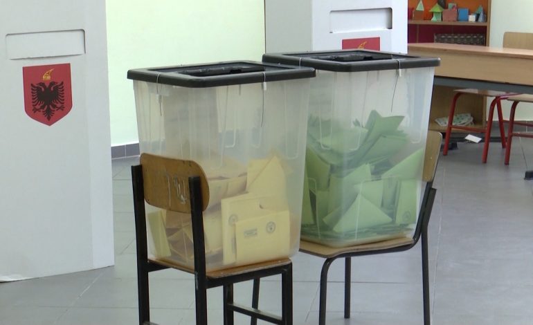 ZGJEDHJET/ Në ruajtje prej mbrëmjes së djeshme, Policia e Shtetit përfundon dorëzimin e Qendrave të Votimit