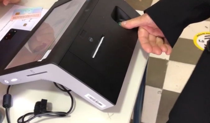 VOTIMI NË KORÇË/ Ndërpritet për 2 orë në një QV pas problemeve me identifikimin elektronik, rifillon me atë manual. Probleme dhe në Ersekë