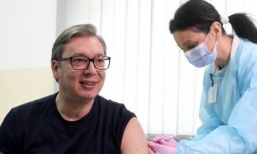 "NDJEHEM SHKËLQYESHËM"/ Vuçiç bën vaksinën kineze: Faleminderit punonjësve tanë dhe vëllezërve...
