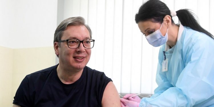 “NDJEHEM SHKËLQYESHËM”/ Vuçiç bën vaksinën kineze: Faleminderit punonjësve tanë dhe vëllezërve…