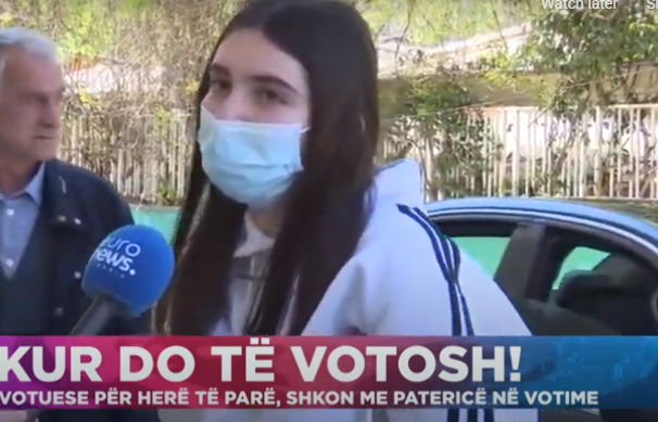 VOTUESE PËR HERË TË PARË/ Maturantja me paterica i drejtohet qendrës së Votimit: Kam…