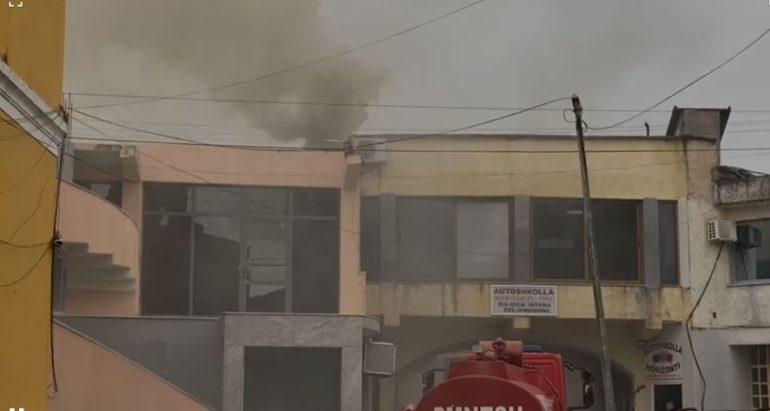 TYM I MADH DHE FLAKË/ Bie zjarr në një lokal në Fierit, zë punonjësit brenda