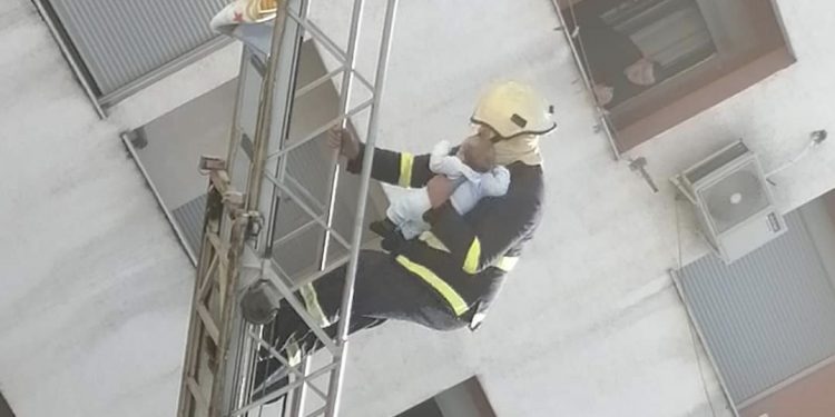 MOMENTE DRAMATIKE NË TIRANË/ Shpëtohet një fëmijë nga zjarrfikësit