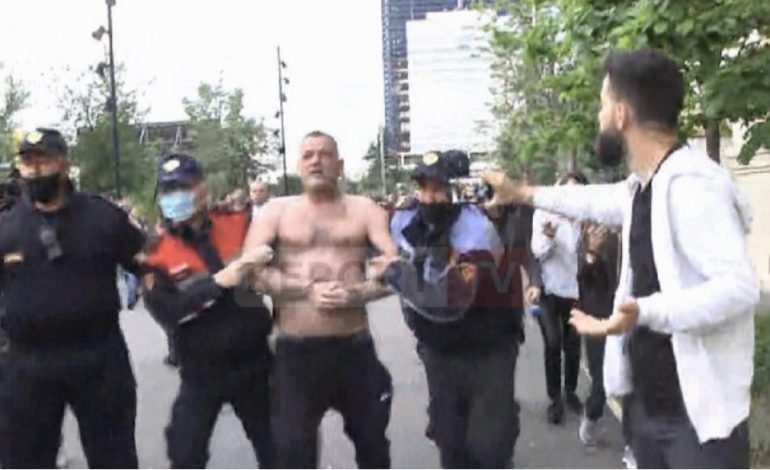 “S’KA ZOT”/ Incident në ceremoninë e faljes së Namazit nga myslimanët, një 40-vjeçar tentoi të vetëdigjej me benzinë në ditën e Fitër Bajramit (VIDEO)