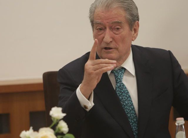 “PATRONAZHISTËT SHPËRBLEHEN ME NDËRTIME”/ Qytetari nxjerr blof Berishën: O Sali, un jam anëtar i PD, objekti me dokumente…