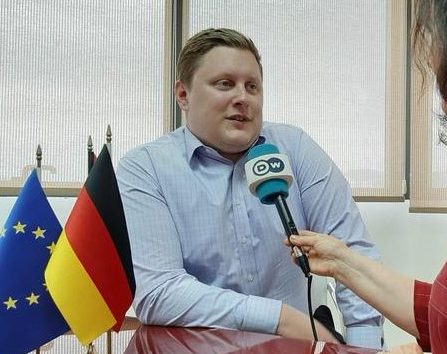HUMBJA E 25 PRILLIT/ Zyrtari gjerman: PD-së i duhet ajër i pastër, ide e qëndrime të reja