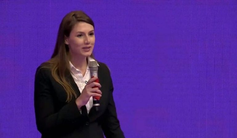 PUBLIKON FOTON E VEÇANTË NGA SHKOLLA/ Zvëndësministrja e arsimit: Kujtimet më të bukura