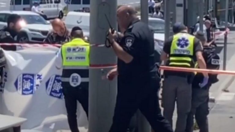 PAMJE TË RËNDA/ 20-vjeçari plagos me thikë një ushtar dhe qytetar izraelit, ja momenti ku vritet nga Policia (VIDEO)