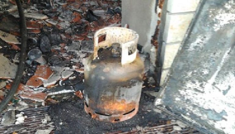 SHPËRTHEN BOMBULA E GAZIT NË DEVOLL/ Dëmtohen lehtë dy familjarët