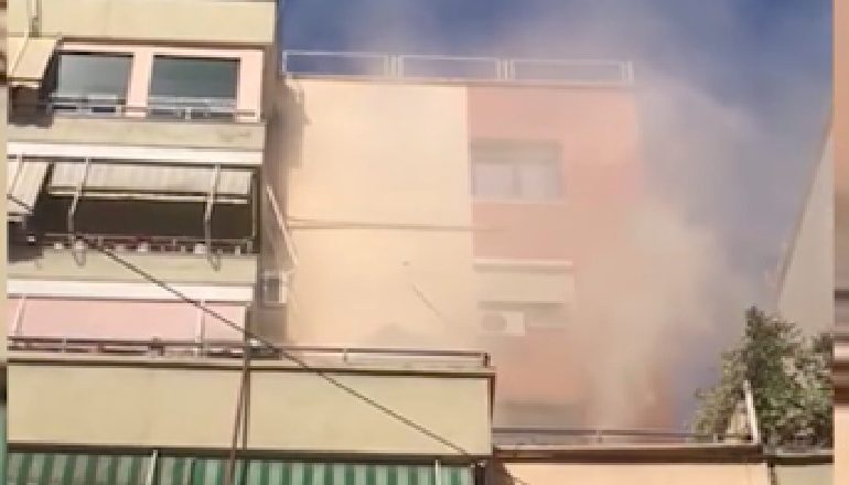 ZJARR NË TIRANË/ Përfshihet nga flakët kati i fundit i një pallati në ndërtim, zjarrfikëset në vendngjarje