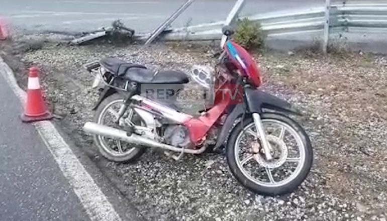 TRAGJIKE NË KURBIN/ Motori përplaset me makinën, humb jetën 35-vjeçari