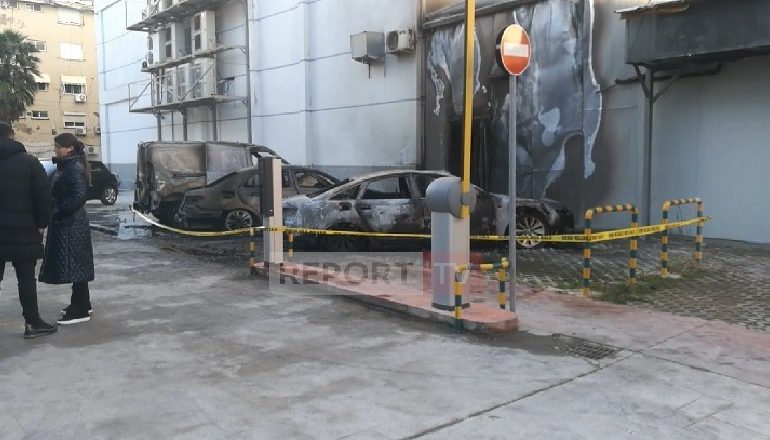 I VURI FLAKËN TRE AUTOMJETEVE TË PARKUARA NË QENDRËN TREGTARE/ Arrestohet i riu nga Lushnja