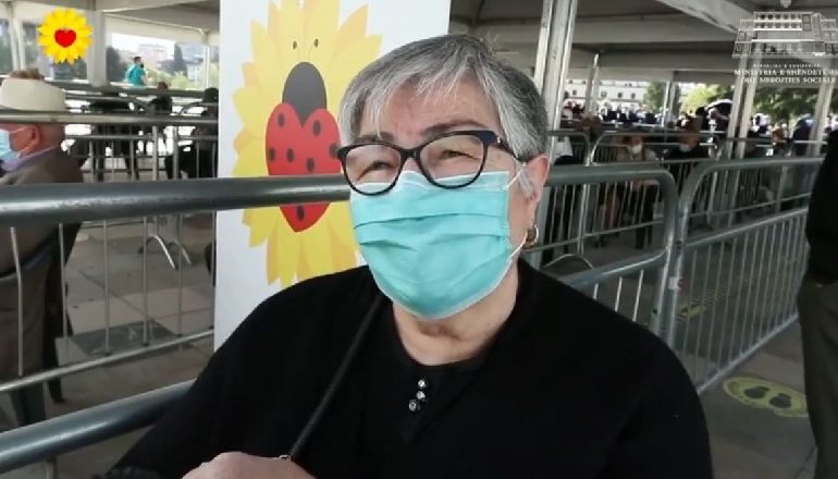 VIJON VAKSINIMI ME DOZAT E DYTA/ Rama publikon VIDEON nga sheshi “Skëndërbej”, të moshuarit e falenderojnë: Nderi është i yni…