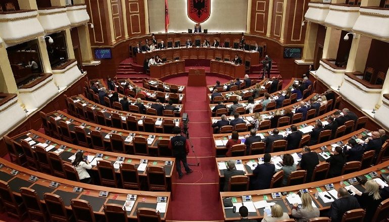 EMRAT/ Të martën seanca, kush janë 80 deputetët që ulen në karrige për seancat e fundit