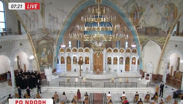KREMTOHEN PASHKËT ORTODOKSE/ Ora policore zhvendos meshën në mëngjes, besimtarët rikthehen në Kisha