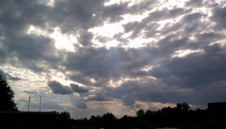 VRANËSIRA DHE KTHJELLIME GJATË DITËS/ Mbrëmja sjell përmirësimit të motit, ja parashikimi për sot