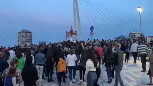 PASHKËT ORTODOKSE NË FIER/ Besimtarët përçojnë urimet e tyre: Sot një ditë e shënuar (VIDEO)