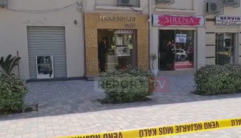 AKUZOHET PËR VJEDHJE/ Grabiti me armë argjendarinë në Vlorë, lihet në burg autori