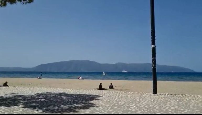 PRITET TË VIZITOHET NGA SHUMË TURISTË/ Diell dhe temperatura të nxehta, qytetarët nisin plazhin në Vlorë