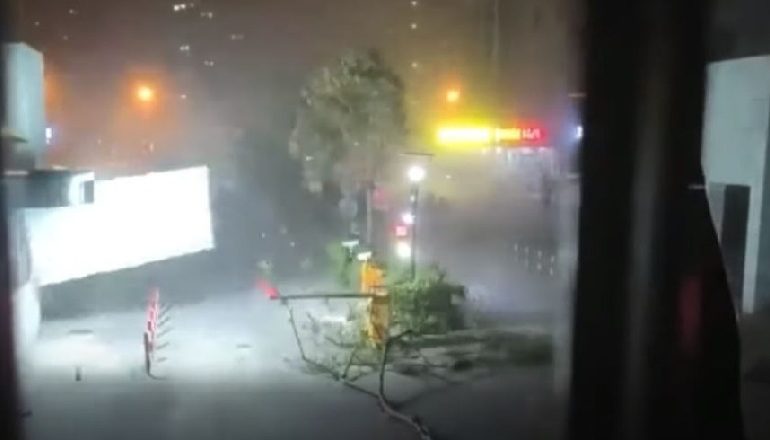 STUHIA “E DHUNSHME” NË KINË/ Humbin jetën 11 persona, më shumë se 100 të lënduar rëndë (VIDEO)