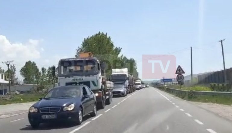 TRAFIK I RËNDUAR DERI NË 15 KM/ Zhvillohet garë me makina në Fushë Krujë, dhjetëra qytetarë shijojë spektaklin