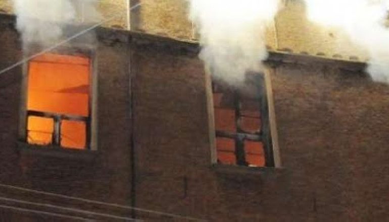 E RËNDË/ Përfshihet në flakë kati i 6-të i një pallati në Tiranë