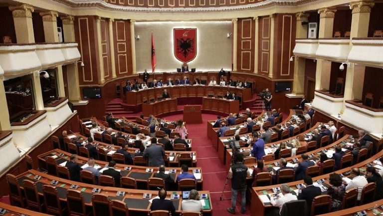 KUVENDI SOT NË SEANCË PLENARE/ Kryefjalë e diskutimeve vendimi i DASH për shpalljen “non grata” të Sali Berishës