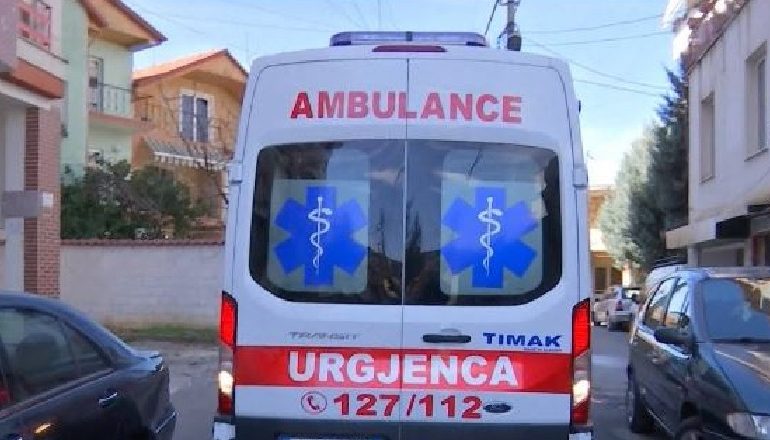 SHERR NË ELBASAN/ 15 vjeçari plagoset me thikë pas një konflikti të çastit, ndodhet në spital…