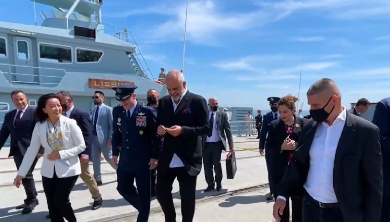 “DEFENDER 21″/ Rama i dhuron një suvenir dhe një karikaturë, gjenerali amerikan i jep një medalje (VIDEO)
