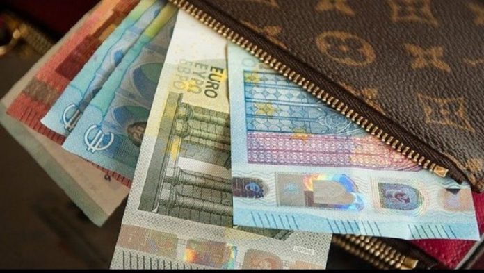 NDODH EDHE KJO NË TIRANË/ Shërbyesja i vjedh të moshuarës mijëra euro pas vdekjes, amaneti që kishte lënë…