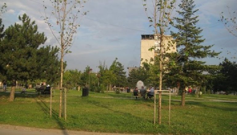 E RËNDË/ 17 vjeçari shqiptar abuzohet seksualisht: Dy burra më hoqën vetullat dhe më veshën si…