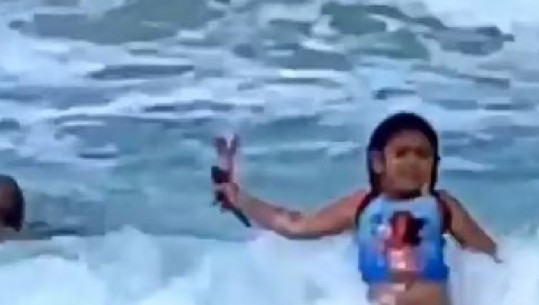 PO LUANTE ME DALLGËT/ Ja momenti kur 6-vjeçarja nga Hawai i shpëton peshkaqenit (VIDEO)