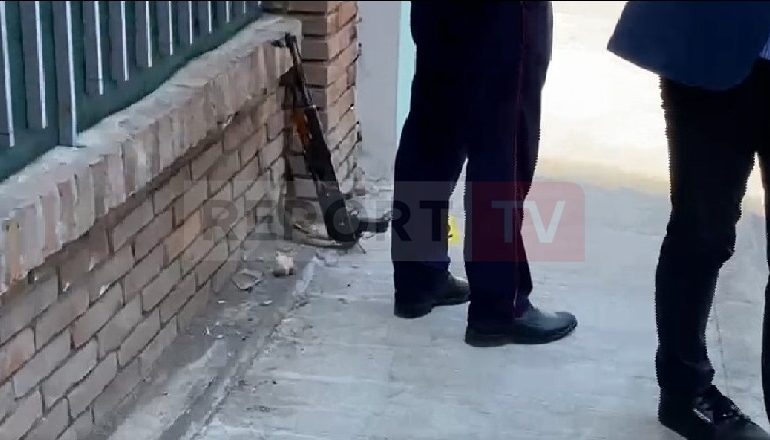 FOTOLAJM/ Ky është kallashnikovi më të cilin 58-vjeçari i mori jetën gruas së tij në Elbasan