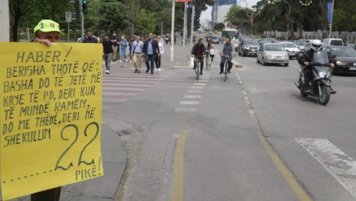 FOTOLAJM/ Protestuesi i veçantë në Tiranë: Deri kur e mund Basha Ramën?