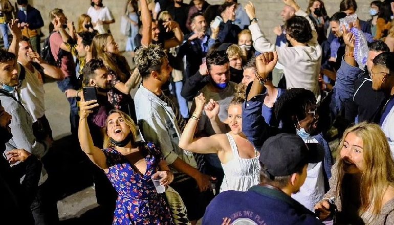 KORONAVIRUSI/ Spanja lehtëson masat anti-COVID pas 6 muajsh, të rinjtë “pushtojnë” rrugët dhe festojnë “lirinë”