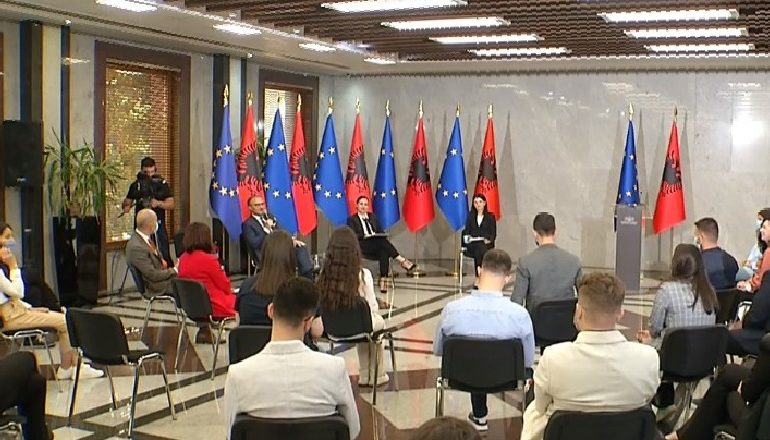 JAVA E EUROPËS/ Xhaçka e Soreca takim me studentë: Falë ndryshimit kolosal, Shqipëria është më pranë ëndrrës europiane