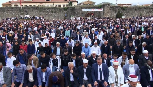 PAMJET/ Fitër Bajrami rikthen faljen e namazit në sheshin “Genscher” në Elbasan