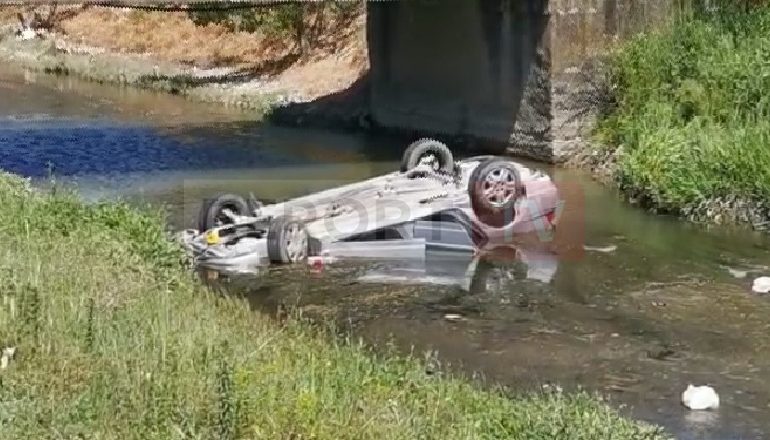 E RËNDË/ Aksident tragjik në Kolonjë. Makina e përmbysur në kanalin me ujë, humbin jetën babë e bijë (PAMJET)