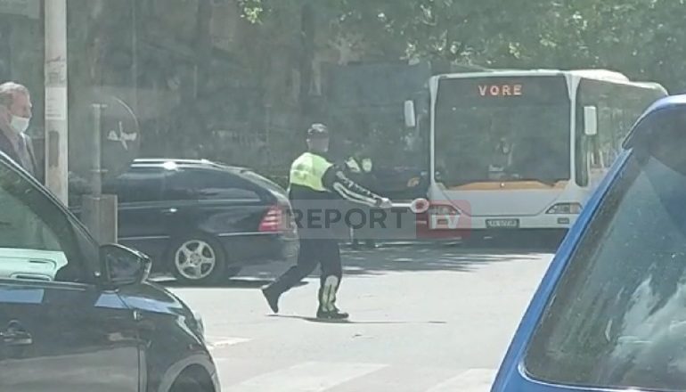 PAMJET/ Aksident në Tiranë, kamioni përplas një person me biçikletë