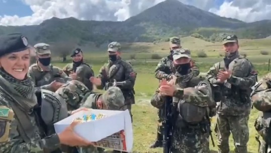 EMOCIONUESE/ Ushtari shqiptar feston 30-vjetorin në përgatitje të Defender 21, përlotet nga surpriza e kolegëve
