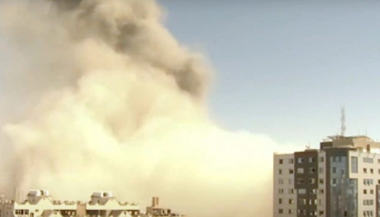 DALIN PAMJET/ Momenti kur raketat e Izraelit sulmojnë ndërtesën e Al Jaezeera dhe Associated Press