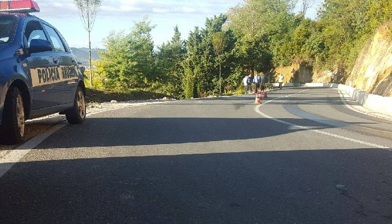 E RËNDË/ Makina del nga rruga në Sarandë, plagoset në kokë i mituri. Dërgohet…