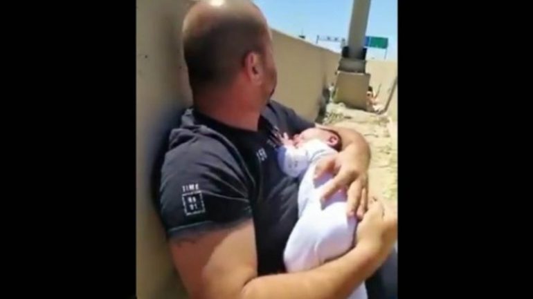 VIDEO PREKËSE/ Babai shtrëngon fëmijën e porsalindur, teksa raketat e Hamasit i fluturojnë “mbi kokë”