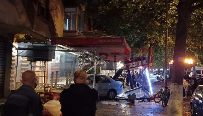 “MË JEPNI PAK UJË SE PO VDES…”/ Britmat drithëruese të vajzës që makina i përplasi shoqen e përfundoi në stacion autobusi (VIDEO)