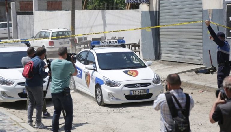 KONTROLLE TEK “5 MAJI” PAS VRASJES SË MEHMET QEMËS/ Gjenden pajisje kompjuterike dhe grirëse kanabisi në një banesë, arrestohen…