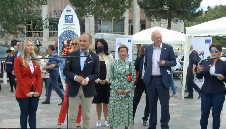 JAVA E PARË E EUROPËS/ Ambasadorët e BE nga sheshi “Skënderbej”: Jemi krah Shqipërisë! Bashkitë, 70% të punës për…
