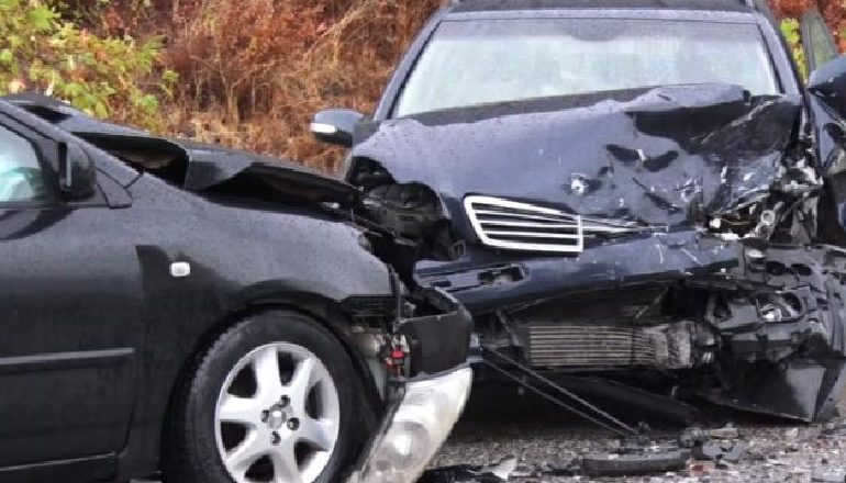AKSINDENT NË TIRANË/ Përplasen dy automjete, dëmtohet 35-vjeçari. Një tjetër makinë merr flakë në ecje