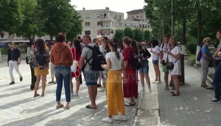 PRAGSEZONI TURISTIK/ Berati pret vizitorët e parë ukrainas, turistët: Shqipëria. Vend mikpritës me diell, det dhe dashuri