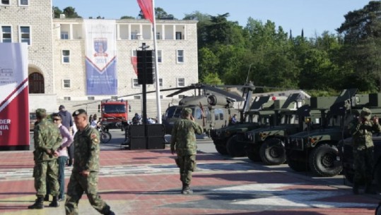 “DEFENDER EUROPË 2021” ZBARKON NË TIRANË/ Qytetarët vizitojnë mjetet e takohen me ushtarakët në sheshin “Nënë Tereza” (FOTO)